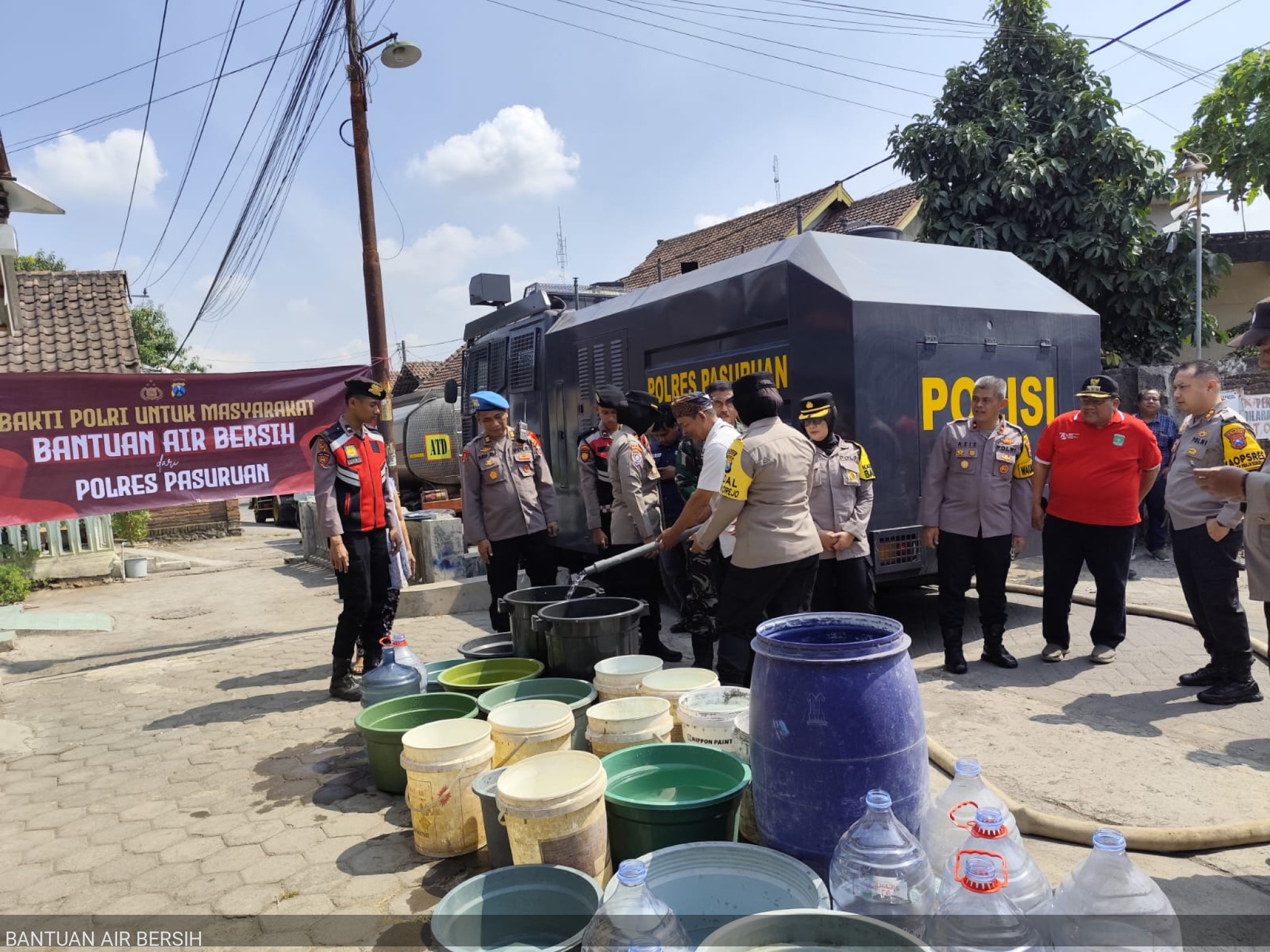 POLRES PASURUAN SALURKAN AIR BERSIH DI SUKOREJO